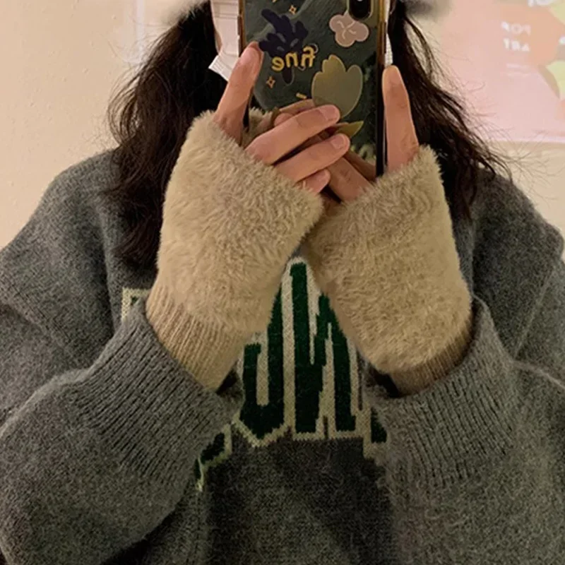 Cottagecore Cozy Faux-Fur Fingerless Mittens - 5